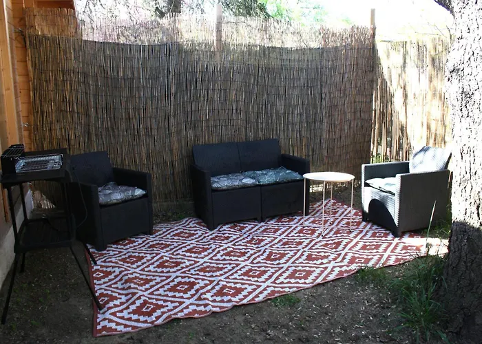 3 En Bois Avec Acces Piscine Nîmes